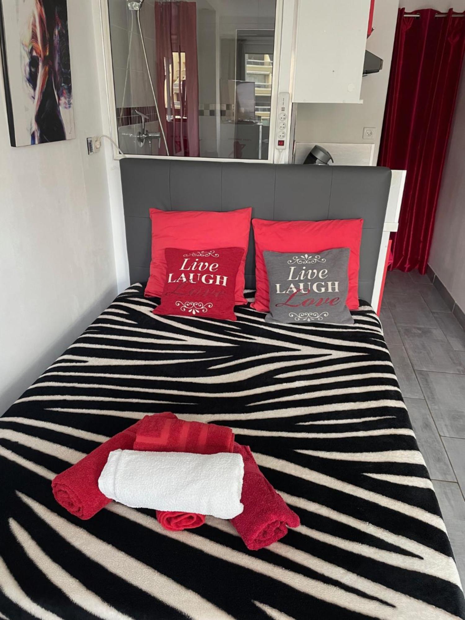 Naturist Paradise In « Swinging Cap » Agde Bagian luar foto